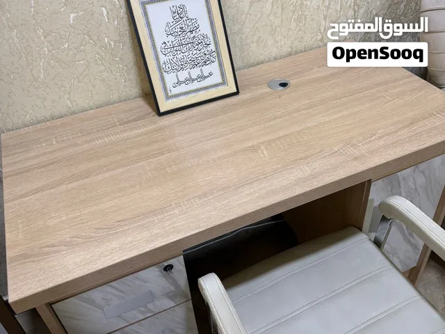ميز مكتبي شبه جديد للبيع مع كرسي،نظافة ممتازة واستعمال قليل، يحتوي على 3 جرارات وخانة تخزين اضافية