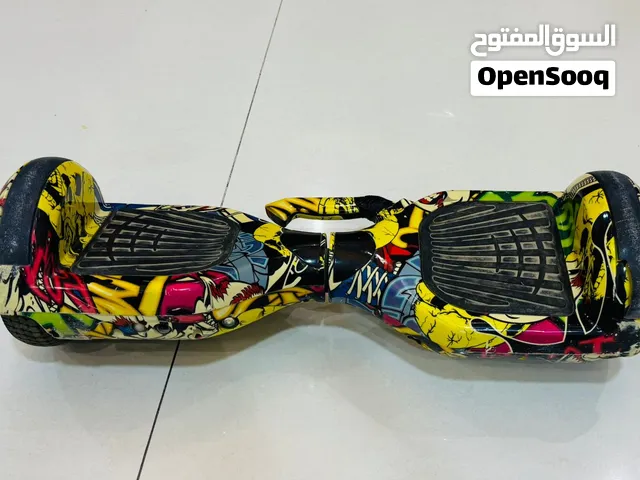 سكوتر كهربائي ذكي بتصميم جرافيتي عصري، خفيف ومزود بمقبض مدمج لسهولة التنقل مع الشاحن الأصلي.