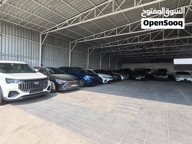 معرض سيارات في سوق عجمان للسيارات رقم 85