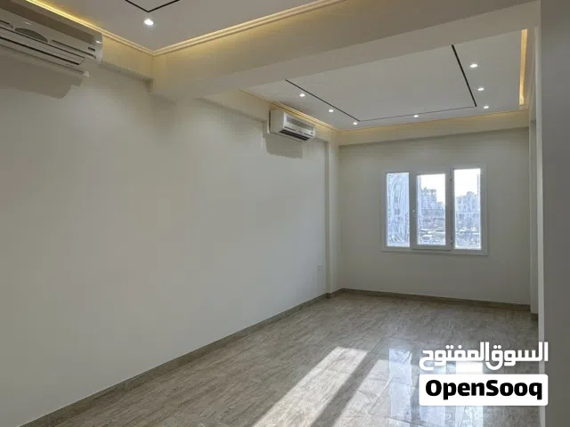شقة فخمة للبيع في المعبيلة في الخط الأول من شارع النزهة