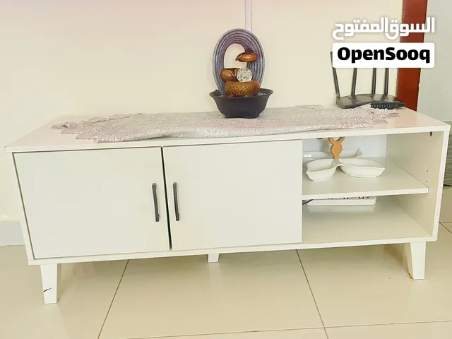 طاولة تلفزيون نظيفة جدا