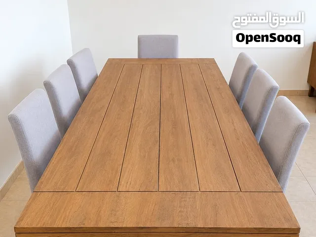 wooden dining table that seats 8 people. طاولة طعام خشبية مستطيلة مع 8 كراسي
