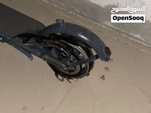 اسعر 300 درهم سكوتر كهربائي حلو و زين بس اتاير الي ورا مفقوش بدل تاير و امورك طيبه