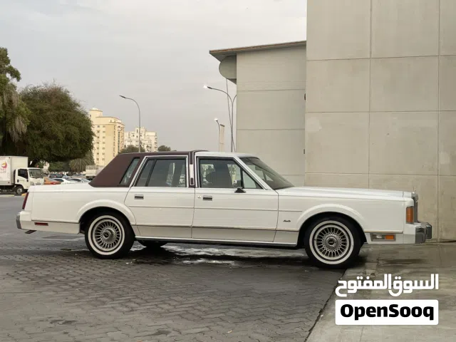 لينكولن تاون كار بحالة وكالة مخزنة قطعت 67 الف ميل فقط