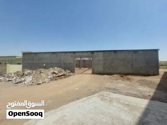 مخزن تجاري خلف مركز النخيل للتسوق في وسط سوق جعلان بني بو علي جاهز للبيع