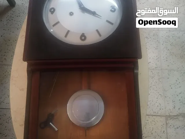 ساعة جدارية قديمة
