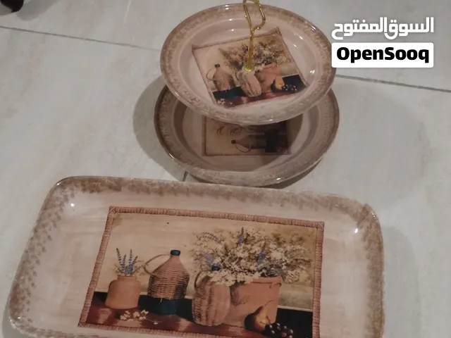 طقم مكون من  مضيفة طابقين، جاط ضيافة مستطيل للفواكة والحلويات