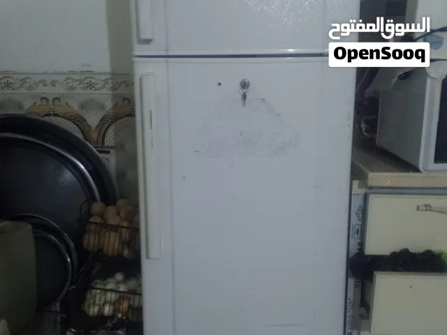 ثلاجه للبيع تلاحضون الحجم مال عائله ثلاجه نضيفه جيبه مناه خلي مسواكك مناه سعره 200 الف وهذا مو سعره