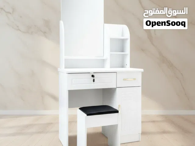 طاولة تسريحة عصرية مع مرآة ومقعد باللون الأبيض الأنيق