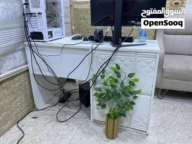 ميز دراسي او حاسبة مع كرسي