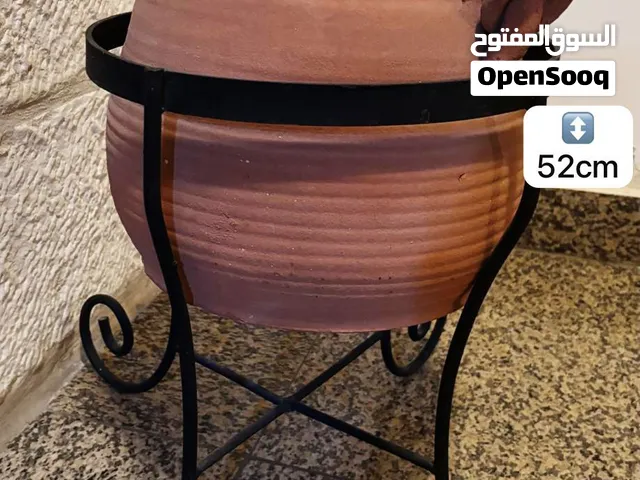 جرة فخار مع ستاند حديد