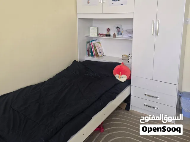 تخت وخزانة