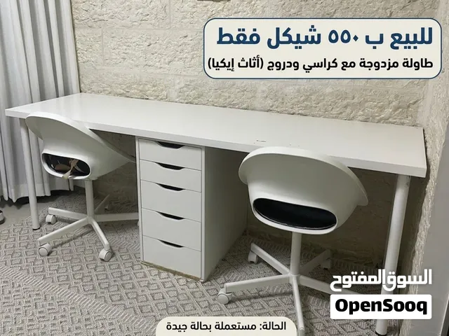 طاولة ايكيا المميزة باللون الابيض للبيع بسعر مناسب مع كرسيين حجم 2 م * 60سم