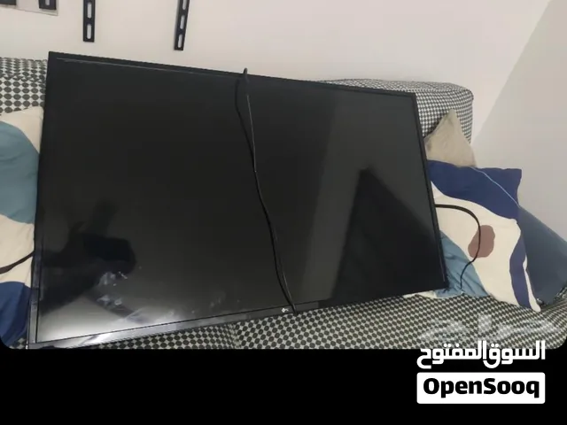 شاشة سمارت مع قاعدة وريموت فيها خطوط سوداء تحتاج تصليح 150 ريال