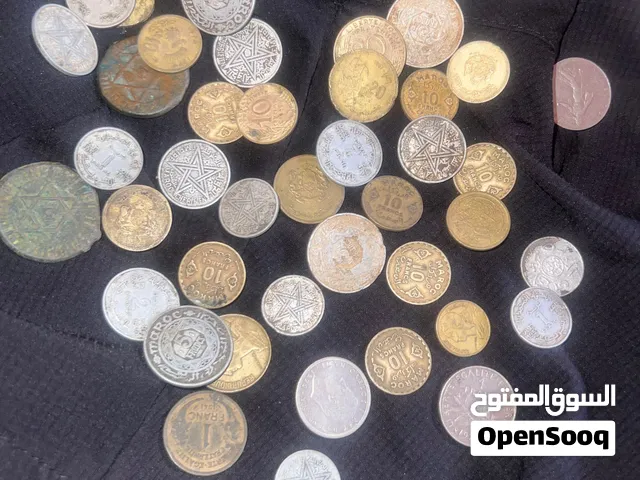 عملات نقدية من فترات زمنية مختلفة اقدمها مند 1876 ميلادي