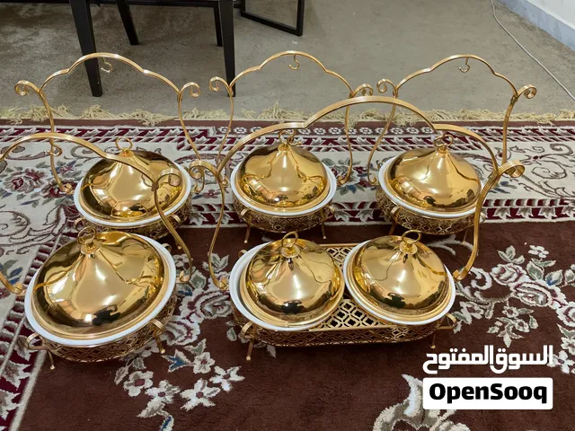 أواني للطعام والحلويات ، داخل المجلس.