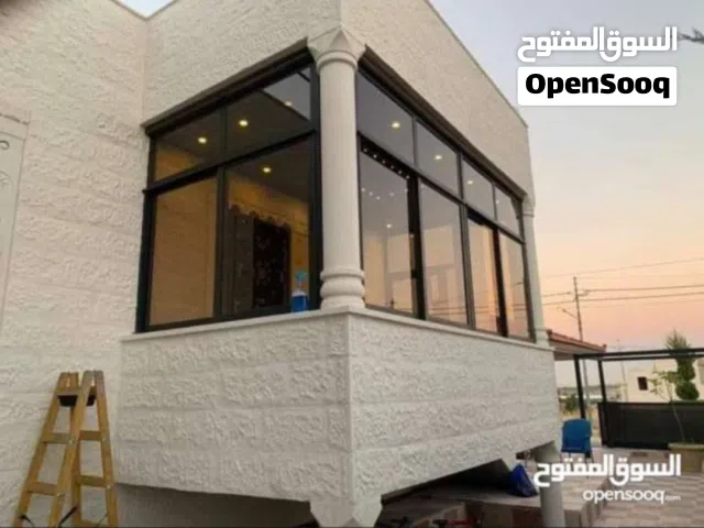 شبابيك المنيوم لون اسود زجاج عسلي  مستعمل بحال الوكاله عرض 200 ارتفاع 125