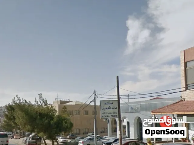 محلات تجارية خمس أبواب مفتوحة بالكامل مع ديكور مميز - الثنية(الكرك الجديدة)، شارع البنوك