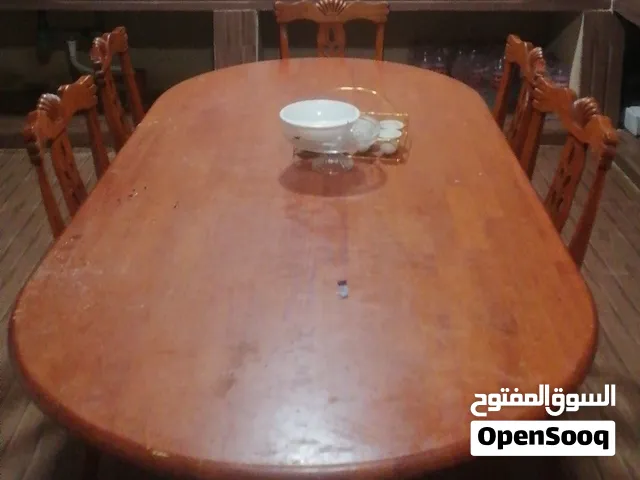 طاوله للبيع فيها اربع كراسي
