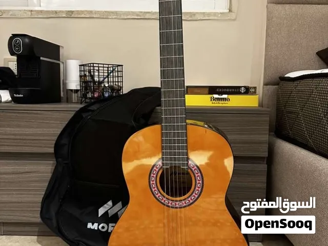 قيتار كلاسيكي بحالة ممتازة مع حقيبة مجانية بحجم ممتاز للبيع