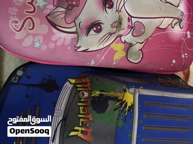 شنطه سفر للاطفال باللون الوردي والازرق مع بعضهن