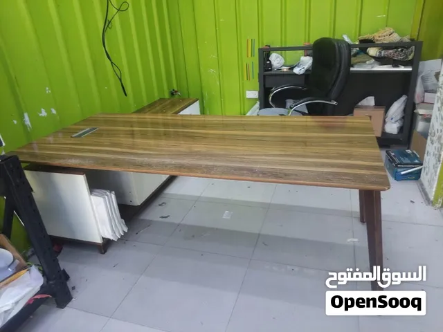 طاوله مع خزانه تركي ممتازه شبه جديد