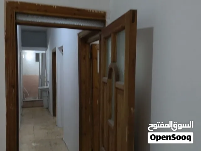 شقة ثلاث غرف قريبة على جامعة وخلف مجمع الامل في اعزاز