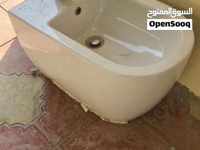 للبيع بيديه سيراميك (شطاف حوض) عدد 2 باللون الأبيض، نظيف جداً وبحالة ممتازة.
