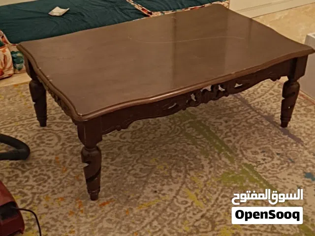 طاولة خشبية مثينة
