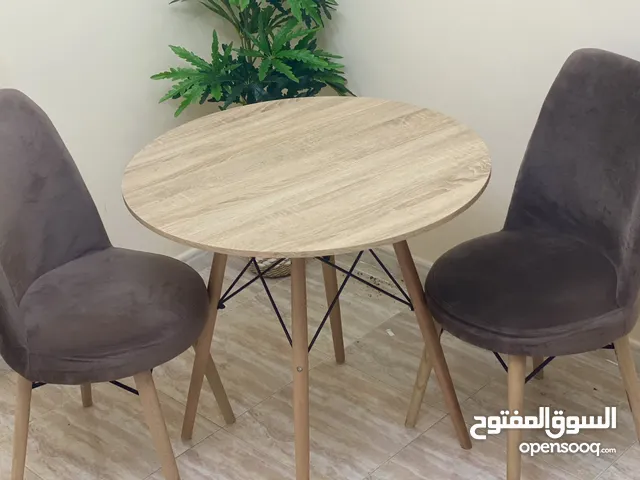 طاولة و 2 كراسي خامة ممتازه بحالة ممتازه