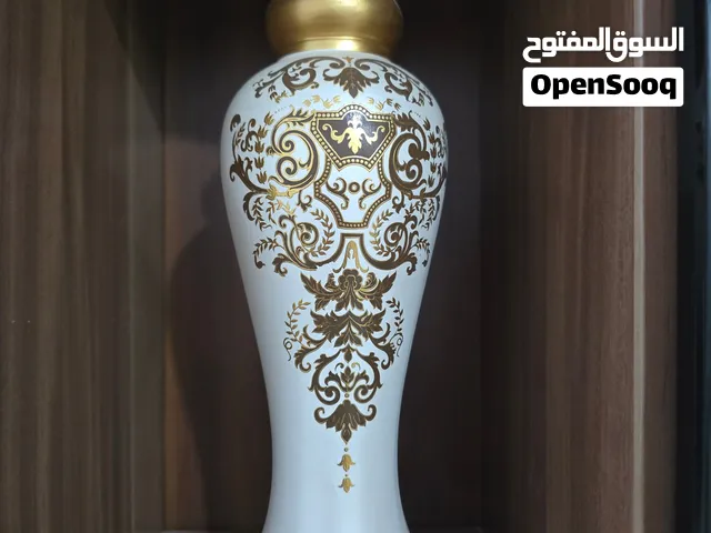 Urgent Moving Sale: Luxury White & Gold Decorative Vase (Like New)العنوان: للبيع مستعجل بداعي السفر: