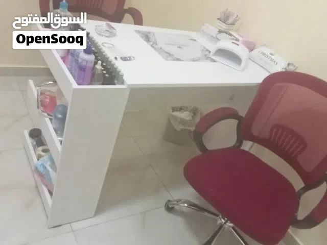 طاولة مناكير بعدة موديلات