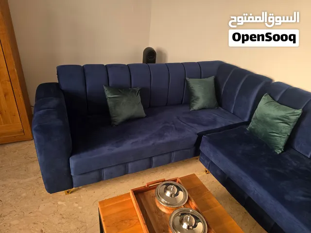 مجلس مخمل أزرق ملكي شبه جديد (يكفي لحد 22 شخص) مع 8 طاولات خدمة – شغل عماني 100%