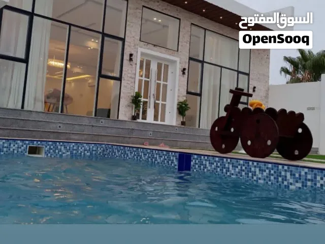 شاليه واستراحه في مسقط السيب للايجار اليومي غرفه بسرير مزدوج مطل على حوض سباحة خاص مع جاكوزي