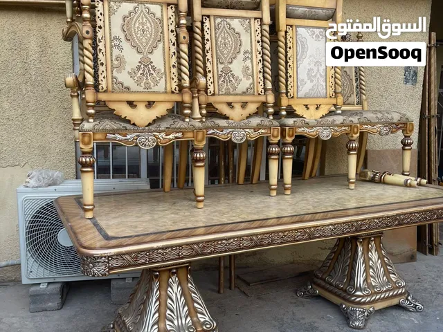 تخم كامل يحتوي على معرض وميس طعام على 8 كراسي