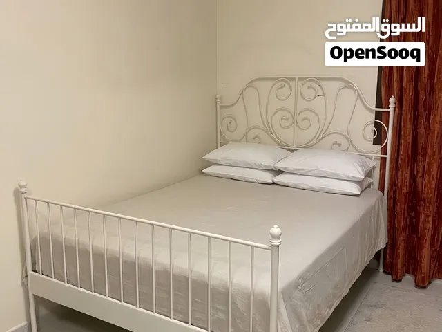 سرير مزدوج ابيض مع مرتبة للبيع