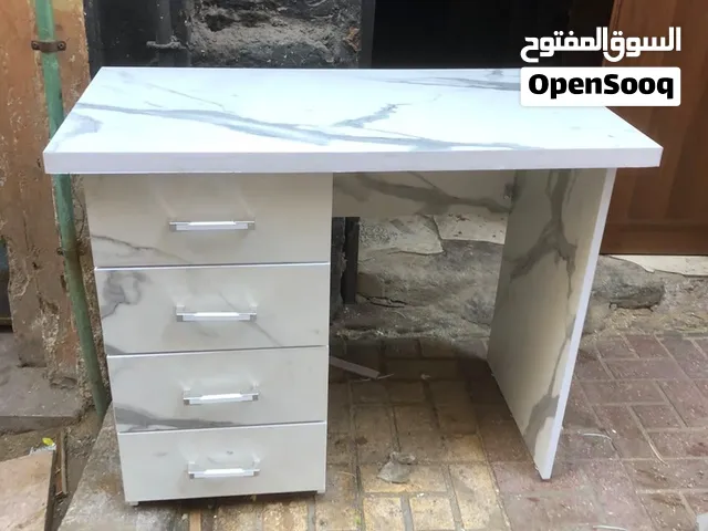 مكتب جديد يستخدم في العمل أو الكمبيوتر او مذاكره