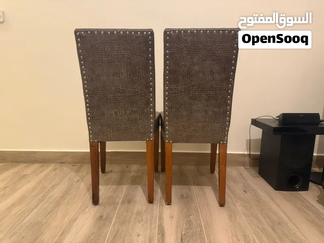 كرسيين سفرة تنجيد جلد فخم بنقشة مميزة وأرجل خشب متينة