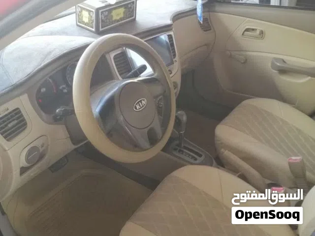 كيا ريو 2012 - سيارة صالون / سيدان بحالة ممتازة مع حساسات خلفية ونظام أمان كامل