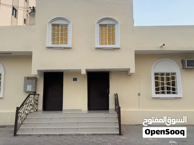 بيت ارضي مكون من شقتين قريب من كل الخدمات وفي موقع جدا مميز منطقه الوادي مقابل جاردنز مول صلاله