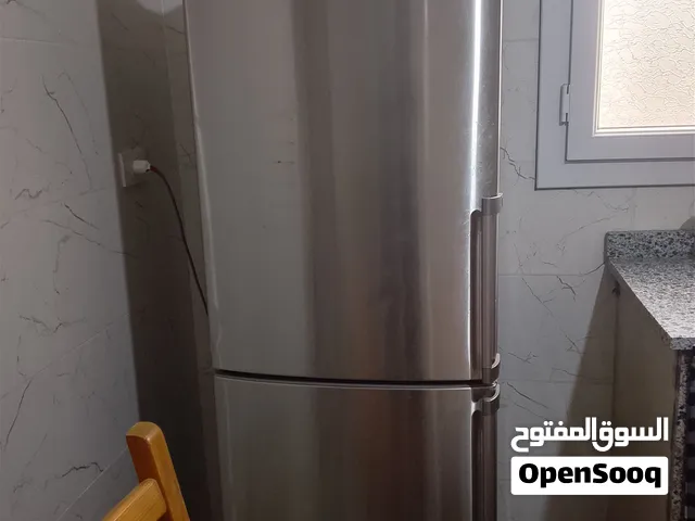 ثلاجة LG نظيفة