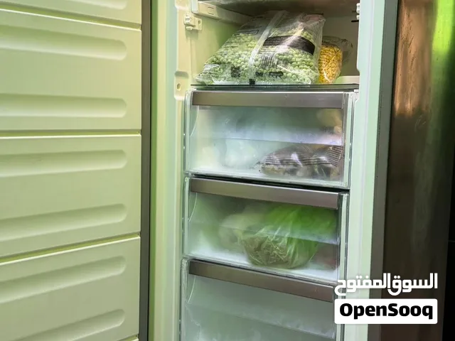 فريزر عمودي من freezer Whirlpool . الواجهة No Frost ومزوّد بتقنية 6th Sense