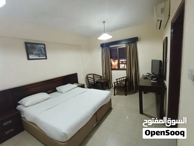 يوجد غرفه وحمام أو غرفه وحمام ومطبخ أو 1BHKالخوير بجوار بنك مسقط وأمام رواسكو