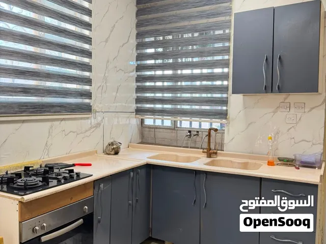 للبيع مطبخ خشب ومرمر نظيف جداً