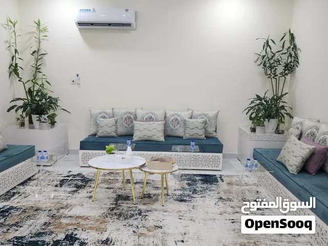كنب وطاولات جانبية