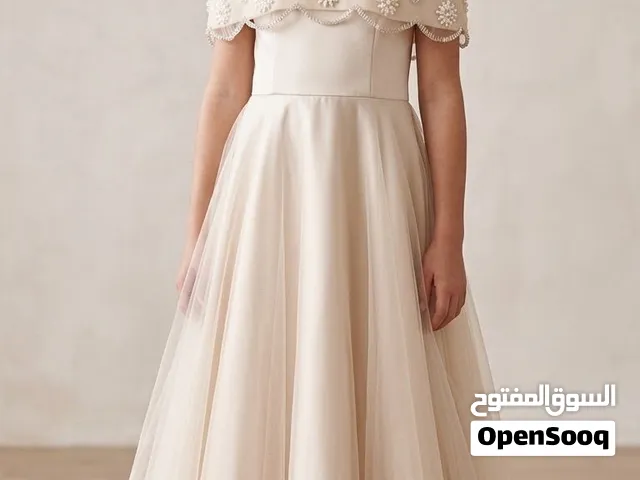 الفستان استعمال مره وحده من 4 شهور جداً مناسب ل الاعراس وفيه تفاصيل حلوه