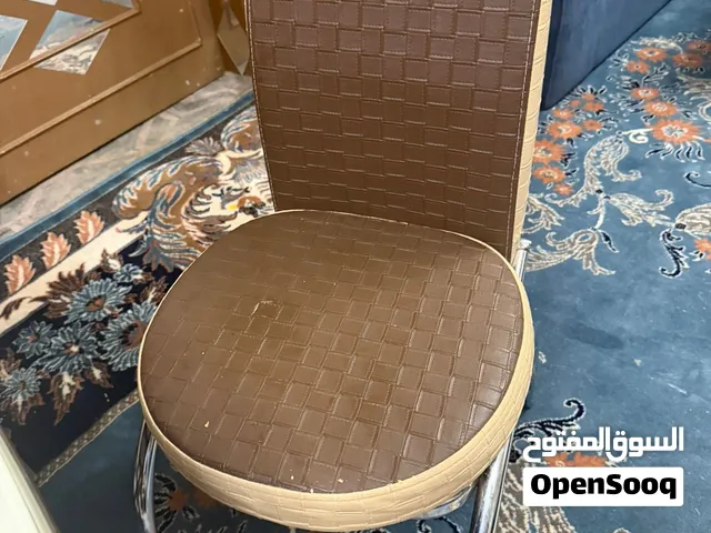 كرسي جلد دائري القاعده بظهر مقوس مرتفع