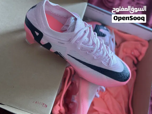 لدي حذائين كرة القدم الاصلي رقم واحد