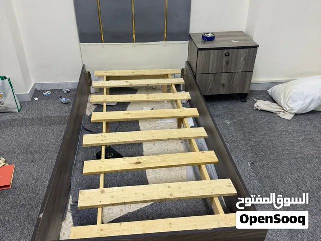 سرير مع كمودينا