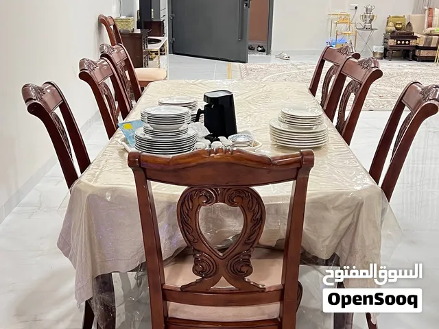 طاولة طعام بحاله ممتازه مع الكراسي و طاوله جانبيه بحاله جيده